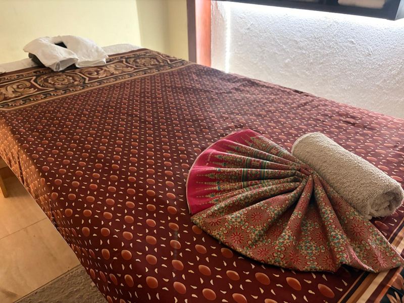 Relaxmassage — behandelbed met Thaise stof bij Siya Thai Massage