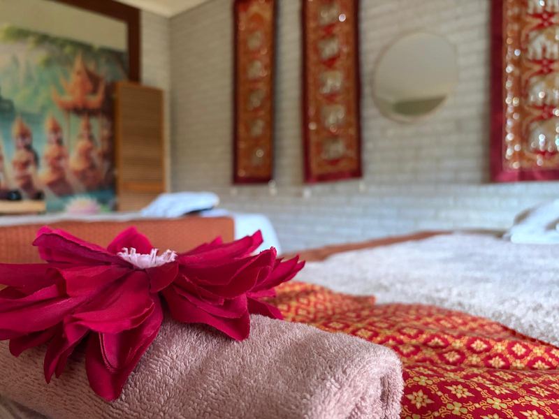 Massagebed met handdoek en Thaise stof bij Siya Thai Massage