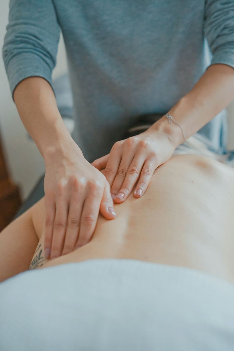 Sportmassage — stevige kneding van de rugspieren