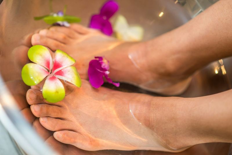 Voetmassage — voetenbad met bloemen