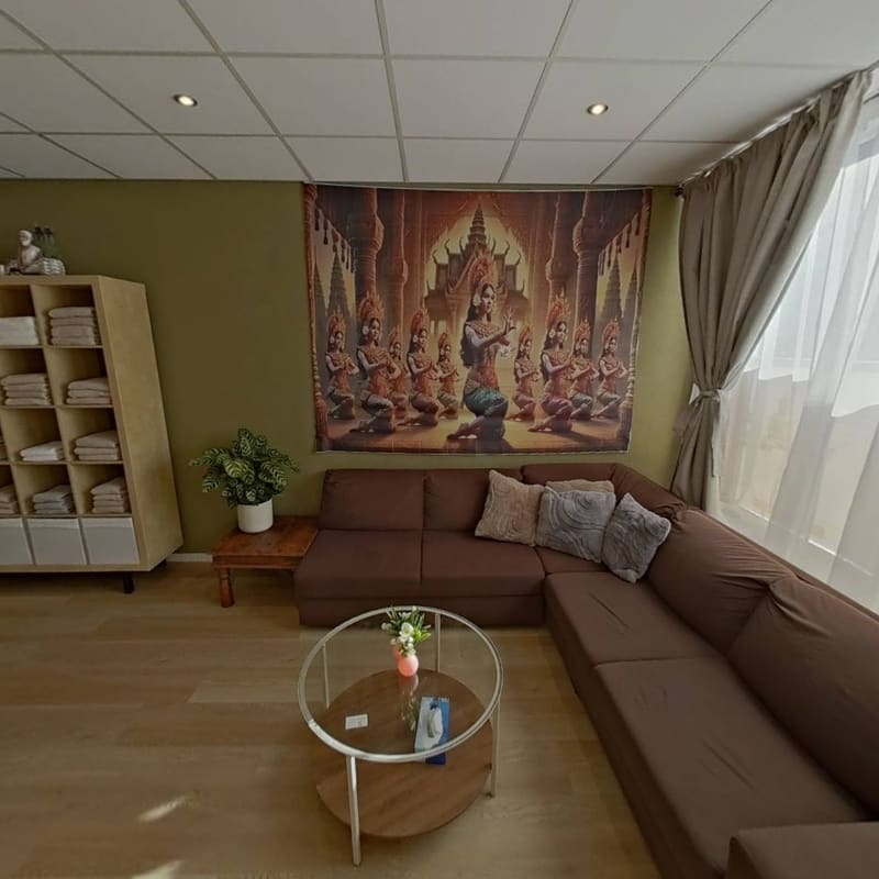 Wachtruimte van Siya Thai Massage met Thais wandkleed en handdoekenkast